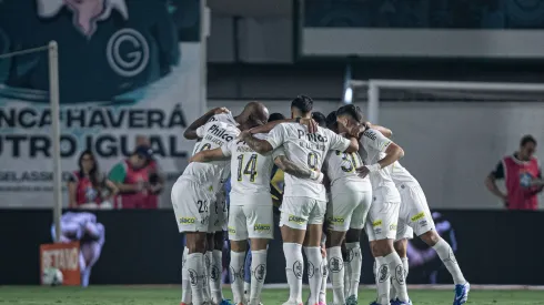 GO - GOIANIA - 09/11/2023 - BRASILEIRO A 2023, GOIAS X SANTOS - Jogadores do Santos durante entrada em campo para partida contra o Goias no estadio Serrinha pelo campeonato Brasileiro A 2023. Foto: Heber Gomes/AGIF