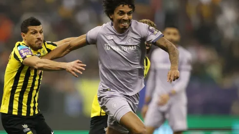 Luiz Gustavo está proximo de acertar com São Paulo. (Photo by Yasser Bakhsh/Getty Images)
