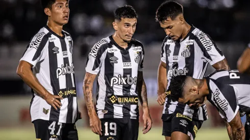 Jogadores do Santos se preparam para jogada durante partida – Foto: Raul Baretta/Santos FC
