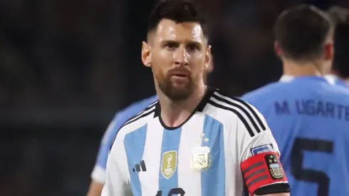 Messi foi titular e Suárez ficou no banco. Foto: Marcos Brindicci/Getty Images
