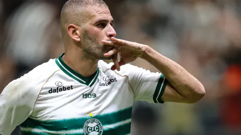 Foto: Gilson Lobo/AGIF - Slimani sofreu lance que assustou a torcida do Coritiba