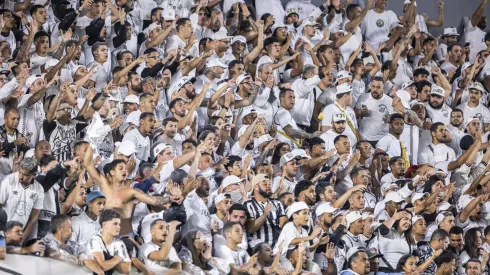 Torcida durante partida entre Santos e Coritiba no estádio Vila Belmiro pelo campeonato Brasileiro A 2023. Foto: Abner Dourado/AGIF
