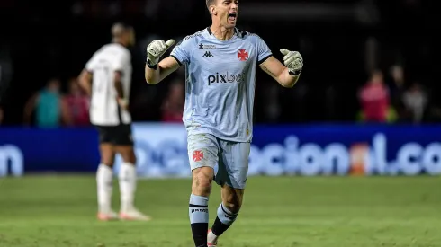 Léo Jardim comemora vitória  pelo Vasco. Foto: Thiago Ribeiro/AGIF
