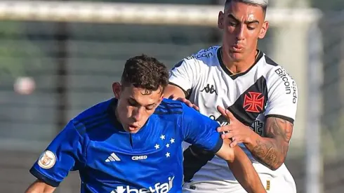 Puma Rodriguez jogador do Vasco disputa lance com Stenio jogador do Cruzeiro durante partida no estadio Sao Januario pelo campeonato Brasileiro A 2023. Thiago Ribeiro/AGIF
