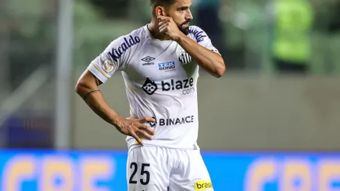 Tomás Rincón, jogador do Santos, lamenta ao final da partida contra o América-MG no estádio Independência pelo Campeonato Brasileiro – Foto: Gilson Lobo/AGIF
