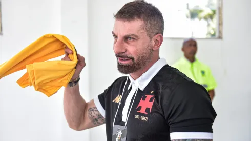 Foto: Thiago Ribeiro/AGIF – Pedrinho começa o trabalho no Vasco em 2024
