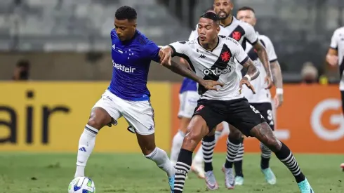 Arthur Gomes em ação pelo Cruzeiro, no confronto contra o Vasco pelo Brasileirão – Foto: Gilson Lobo/AGIF
