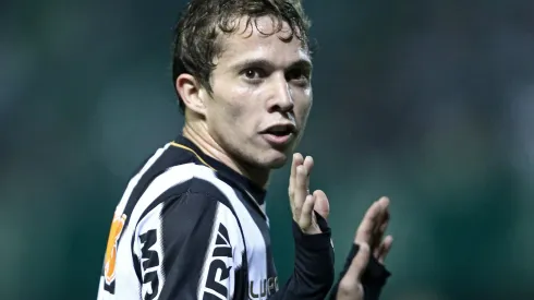 Bernard, ex-jogador do Atlético, em ação pelo clube – Foto: Heuler Andrey/AGIF