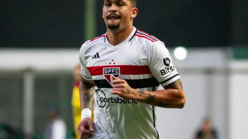 Luciano, atacante do São Paulo, durante partida da equipe – Foto: Fernando Moreno/AGIF

