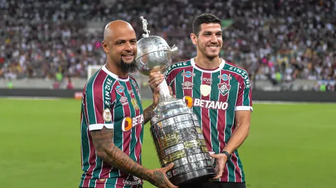 Felipe Melo e Nino com a taça da Libertadores do Fluminense .Foto: Thiago Ribeiro/AGIF
