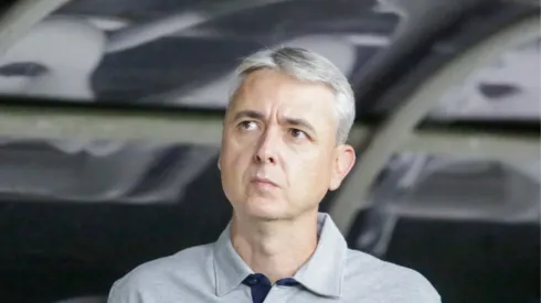 Tiago Nunes, técnico do Botafogo, antes da partida iniciar contra o Fortaleza - Foto: Lucas Emanuel/AGIF