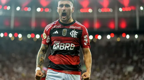 Arrascaeta jogador do Flamengo comemora seu gol durante partida contra o Bragantino no estadio Maracana pelo campeonato Brasileiro A 2023. Foto: Thiago Ribeiro/AGIF
