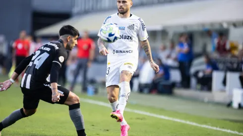 Lucas Lima jogador do Santos durante partida contra o Botafogo no estadio Vila Belmiro pelo campeonato Brasileiro A 2023. Foto: Abner Dourado/AGIF