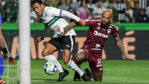 PR – CURITIBA – 24/07/2023 – BRASILEIRO A 2023, CORITIBA X FLUMINENSE – Robson jogador do Coritiba sofre penalti de Felipe Melo durante partida contra o Fluminense no estadio Couto Pereira pelo campeonato Brasileiro A 2023. Foto: Robson Mafra/AGIF
