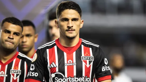 Pablo Maia jogador do Sao Paulo durante partida contra o Santos no estadio Vila Belmiro pelo campeonato Brasileiro A 2023. Foto: Abner Dourado/AGIF

