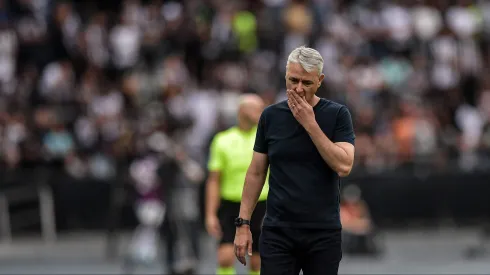 Tiago Nunes, técnico do Botafogo, durante partida contra o Santos no Engenhão pelo Campeonato Brasileiro – Foto: Thiago Ribeiro/AGIF
