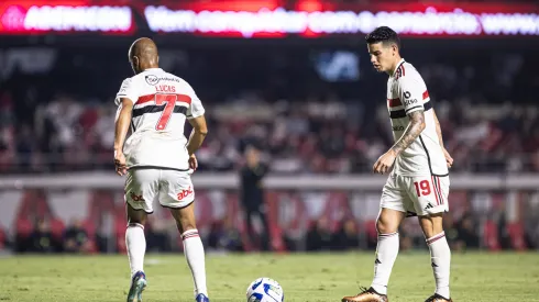 SP – SAO PAULO – 26/11/2023 – BRASILEIRO A 2023, SAO PAULO X CUIABA – James Rodriguez e Lucas Moura jogadores do Sao Paulo durante partida contra o Cuiaba no estadio Morumbi pelo campeonato Brasileiro A 2023.  Foto: Abner Dourado/AGIF
