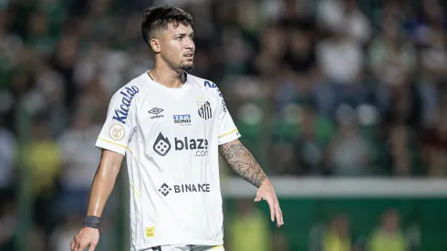 Marcos Leonardo, jogador do Santos, durante partida contra o Goiás no estádio Serrinha pelo Campeonato Brasileiro – Foto: Heber Gomes/AGIF
