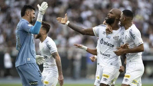 Messias, jogador do Santos, comemora seu gol com jogadores do seu time durante partida contra o Botafogo no Engenhão pelo Campeonato Brasileiro – Foto: Jorge Rodrigues/AGIF
