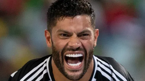 Hulk conta com ajuda de rival paea entrar em campo contra o Flamengo. Foto: Gil Gomes/AGIF
