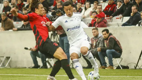 PR – CURITIBA – 29/07/2023 – BRASILEIRO A 2023, ATHLETICO-PR X CRUZEIRO – Augustin Canobbio jogador do Athletico-PR disputa lance com Marlon jogador do Cruzeiro durante partida no estadio Arena da Baixada pelo campeonato Brasileiro A 2023. Foto: Gabriel Machado/AGIF