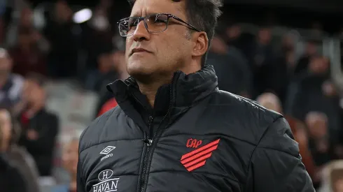 Wesley Carvalho no comando do Athletico — Foto: Fabio Wosniak/Athletico