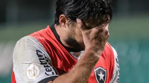 Gabriel Pires jogador do Botafogo lamenta gol do Coritiba no estadio Couto Pereira pelo campeonato Brasileiro A 2023. Foto: Robson Mafra/AGIF
