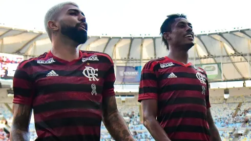 Gabigol jogador do Flamengo comemora seu gol com o jogador Bruno Henrique durante partida contra o Fluminense no estadio Maracana pelo campeonato Carioca 2019. Foto: Thiago Ribeiro/AGIF
