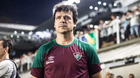 Fernando Diniz tecnico do Fluminense durante partida contra o Santos no estadio Vila Belmiro pelo campeonato Brasileiro A 2023.   Foto: Abner Dourado/AGIF
