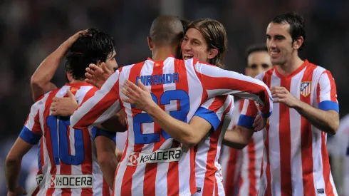 Filipe Luís e Miranda se abraçam jogando juntos pelo Atlético de Madrid. Foto: Denis Doyle/Getty Images. 
