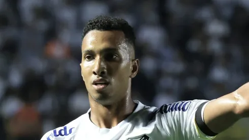 Opinião: Lucas Braga não pode permanecer no Santos em 2024. Foto: Marcello Zambrana/AGIF
