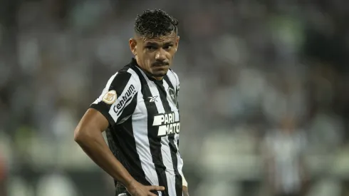 Tiquinho Soares, atacante do Botafogo – Foto: Jorge Rodrigues/AGIF
