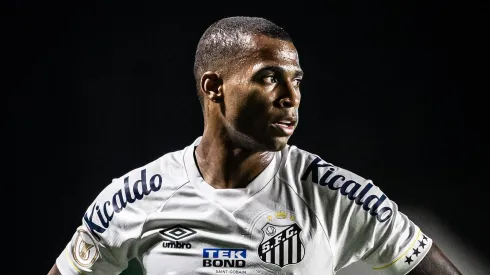 Jean Lucas na partida diante do Goiás pelo Campeonato Brasileiro. Fotos: Raul Baretta/ Santos FC.