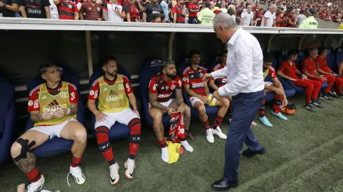 Tite conversa com Gabigol durante jogo do Flamengo. Foto: Wagner Meier/Getty Images
