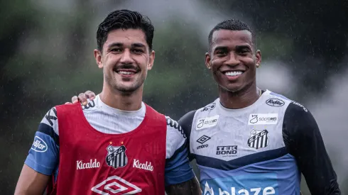 João Basso e Jean Lucas, defensores do Santos – Foto: Raul Baretta/Santos FC
