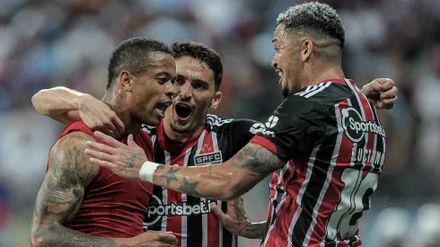 Jogadores do São Paulo comemoram gol da equipe – Foto: Jhony Pinho/AGIF
