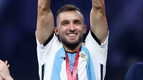 Foto: Julian Finney/Getty Images – Germán Pezzella celebrando o título da Copa do Mundo com a Seleção Argentina 
