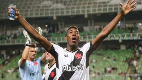 Léo Pelé do Vasco comemora a vitória ao final da partida contra o América-MG no Independência pelo campeonato Brasileiro A 2023.  Foto: Gilson Lobo/AGIF
