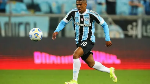 RS – Porto Alegre – 06/10/2021 – BRASILEIRO A 2021, GREMIO X CUIABA – Douglas Costa jogador do Gremio durante partida contra o Cuiaba no estadio Arena do Gremio pelo campeonato Brasileiro A 2021. Foto: Pedro H. Tesch/AGIF
