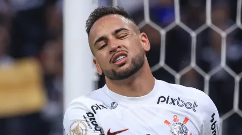 Maycon com a camisa do Corinthians - Maycon jogador do Corinthians lamenta chance perdida durante partida contra o Coritiba no estadio Arena Corinthians pelo campeonato Brasileiro A 2023. Foto: Marcello Zambrana/AGIF