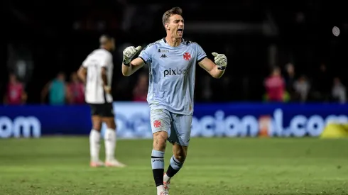Leo Jardim goleiro do Vasco comemora gol durante partida contra o Botafogo no estadio Sao Januario pelo campeonato Brasileiro A 2023. Foto: Thiago Ribeiro/AGIF
