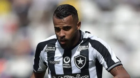 Alex Santana jogador do Botafogo durante partida contra o Santos no estadio Engenhao pelo campeonato Brasileiro A 2019. Thiago Ribeiro/AGIF
