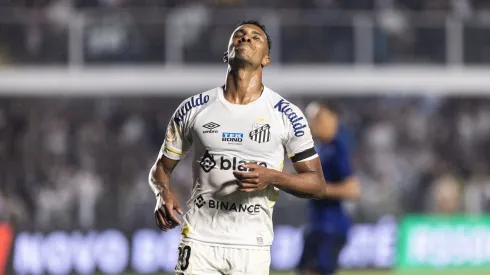 Lucas Braga jogador do Santos lamenta durante partida contra o Cruzeiro no estadio Vila Belmiro pelo campeonato Brasileiro A 2023. Foto: Abner Dourado/AGIF
