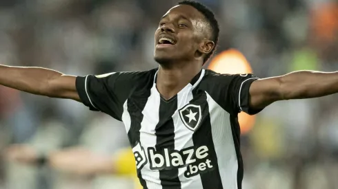  Jeffinho jogador do Botafogo comemora seu gol durante partida contra o Athletico-PR no estadio Engenhao pelo campeonato Brasileiro A 2022. Foto: Jorge Rodrigues/AGIF
