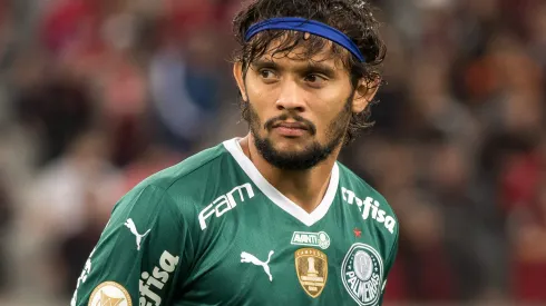 PR - Curitiba - 25/10/2022 - BRASILEIRO A 2022, ATHLETICO PR X PALMEIRAS - Gustavo Scarpa jogador do Palmeiras durante execucao do hino nacional antes da partida contra o Athletico-PR no estadio Arena da Baixada pelo campeonato Brasileiro A 2022. Foto: Robson Mafra/AGIF