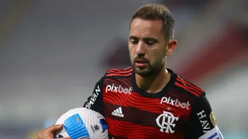 Foto: Leonardo Fernandez/Getty Images – Everton Ribeiro em partida pelo Flamengo
