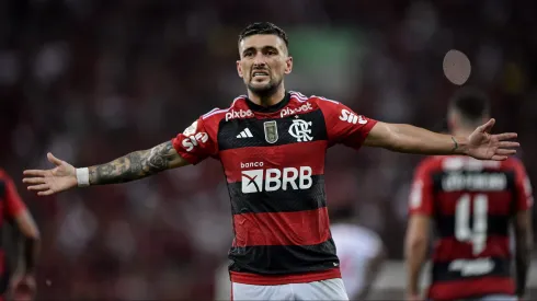 Arrascaeta jogador do Flamengo comemora seu gol durante partida contra o Bragantino no estadio Maracana pelo campeonato Brasileiro A 2023. Foto: Thiago Ribeiro/AGIF
