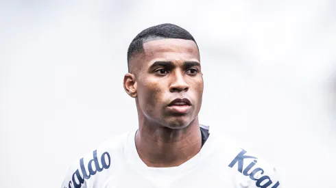 Jean Lucas vai vestir vermelho, branco e azul em 2024. Foto: Raul Baretta/ Santos FC
