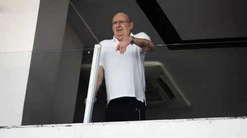 Rueda recebe título dentro do Santos. Abner Dourado/AGIF