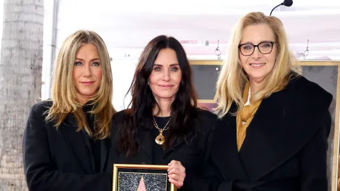 Jennifer Aniston, Courteney Cox e Lisa Kudrow juntas – Leon Bennett/Getty Images
